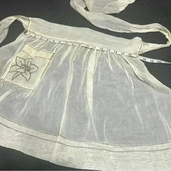 Kitchen Apron Sheer Buttery Yellow Lilly Floral 50s vintage Embroidered - Picture 3 of 6